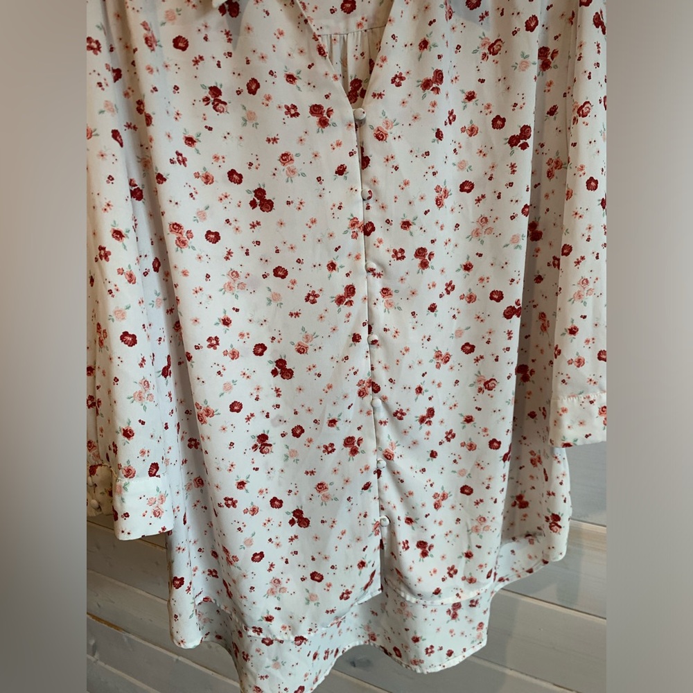Reitmans | White Blouse w Red Floral Design - Picture 5 of 7